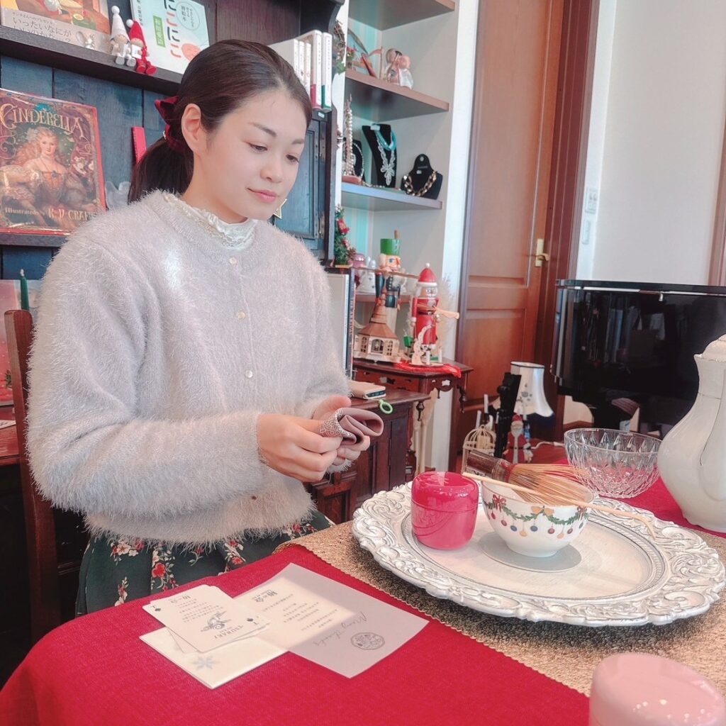 はじめまして。テーブルスタイル茶道をしています。